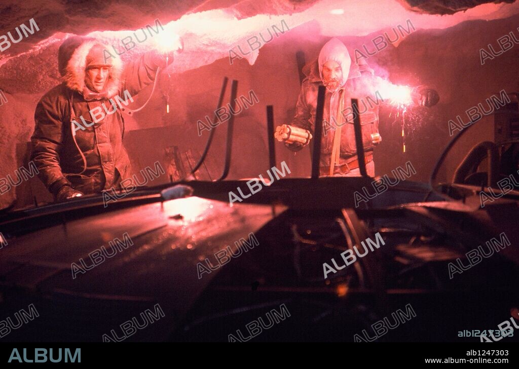 DONALD MOFFAT and KURT RUSSELL in THE THING, 1982, directed by JOHN CARPENTER. Copyright UNIVERSAL PICTURES.