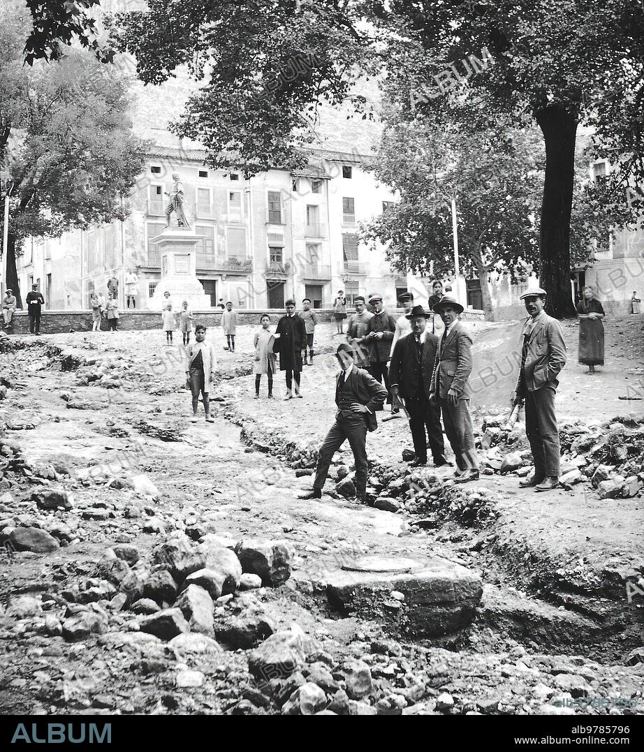 Noviembre 1923. Inundaciones en Levante. Estado de la plaza del Españoleto en Játiva, donde las Aguas Arrancaron el empedrado y el jardín de la Estatua.