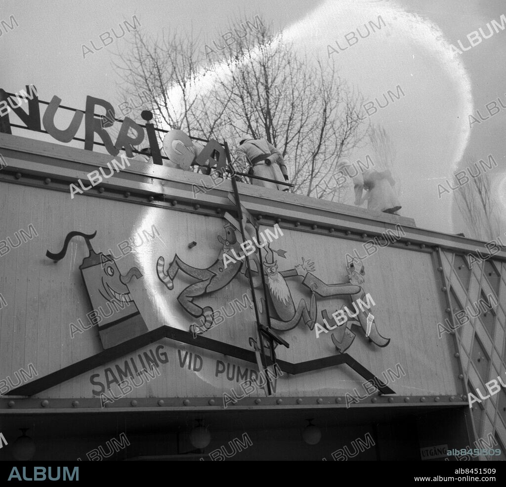 Göteborg 11 april 1949 - Brand på Liseberg - attraktionen Spöktåget - Blå tåget - även kallat Spöktåget - brinner upp - *** Local Caption *** GP jul1949_3605. KAMERAREPORTAGE.
