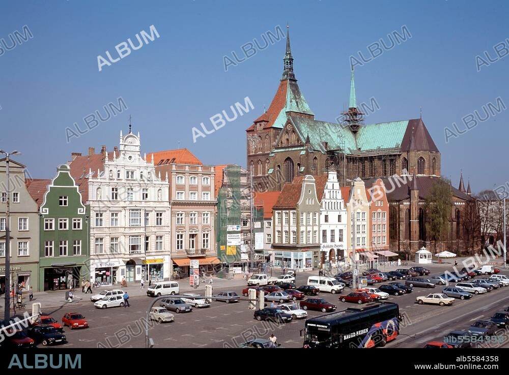 Rostock (Mecklenburg-Vorpommern), Neuer Markt. Platzansicht mit Marienkirche (Neubau ab 1290; vollendet Mitte 15. Jh.). Foto (Lisa Hamel).