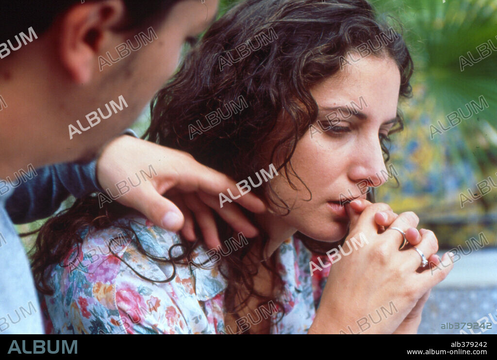 MARTA BELAUSTEGUI y MIGUEL HERMOSO ARNAO en EL DESEO DE SER PIEL ROJA, 2001, dirigida por ALFONSO UNGRIA. Copyright CRE-ACCION FILMS/CARTEL.