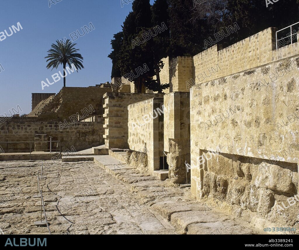 Arquitectura Islámica. Epoca Omeya. Medina Azahara. Vista de las ruinas de las viviendas superiores de la antigua ciudad palatina del califa omeya Abd-er-Rahman III. En el año 936 se inició su construcción, siendo concluidas las obras en el 960. Provincia de Córdoba. Andalucía. España.