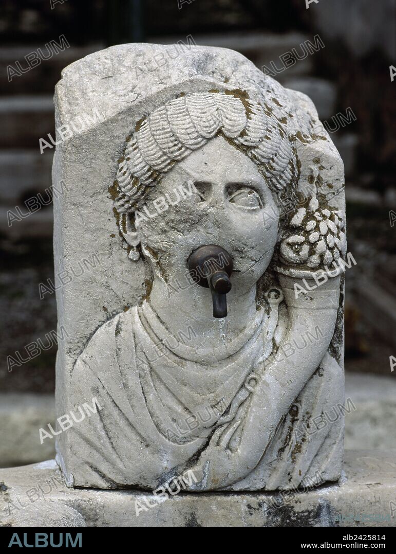 ARTE ROMANO. ITALIA. FUENTE DEL CUADRIVIO DE HOLCONIO donde está representada una "CORNUCOPIA", símbolo de la ABUNDANCIA. Esta dio nombre a uno de los principales "Decumanus" de la ciudad, la calle de la Abundancia. POMPEYA. La Campania.