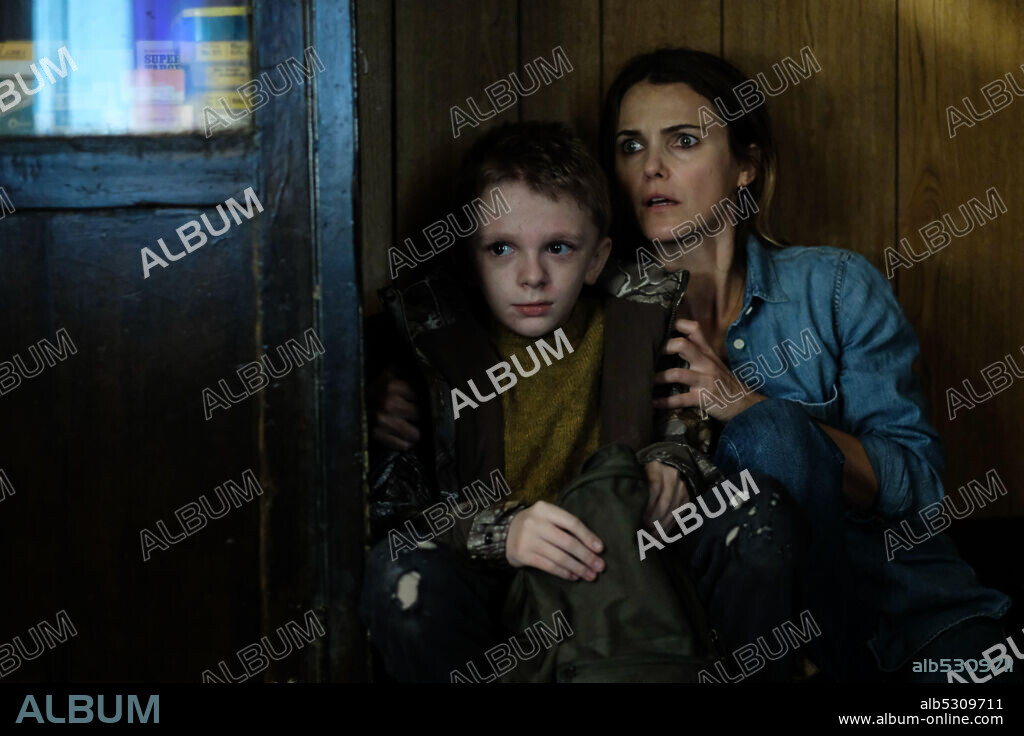 JEREMY T. THOMAS and KERI RUSSELL in ANTLERS, 2021, directed by SCOTT COOPER. Copyright FOX SEARCHLIGHT PICTURES.