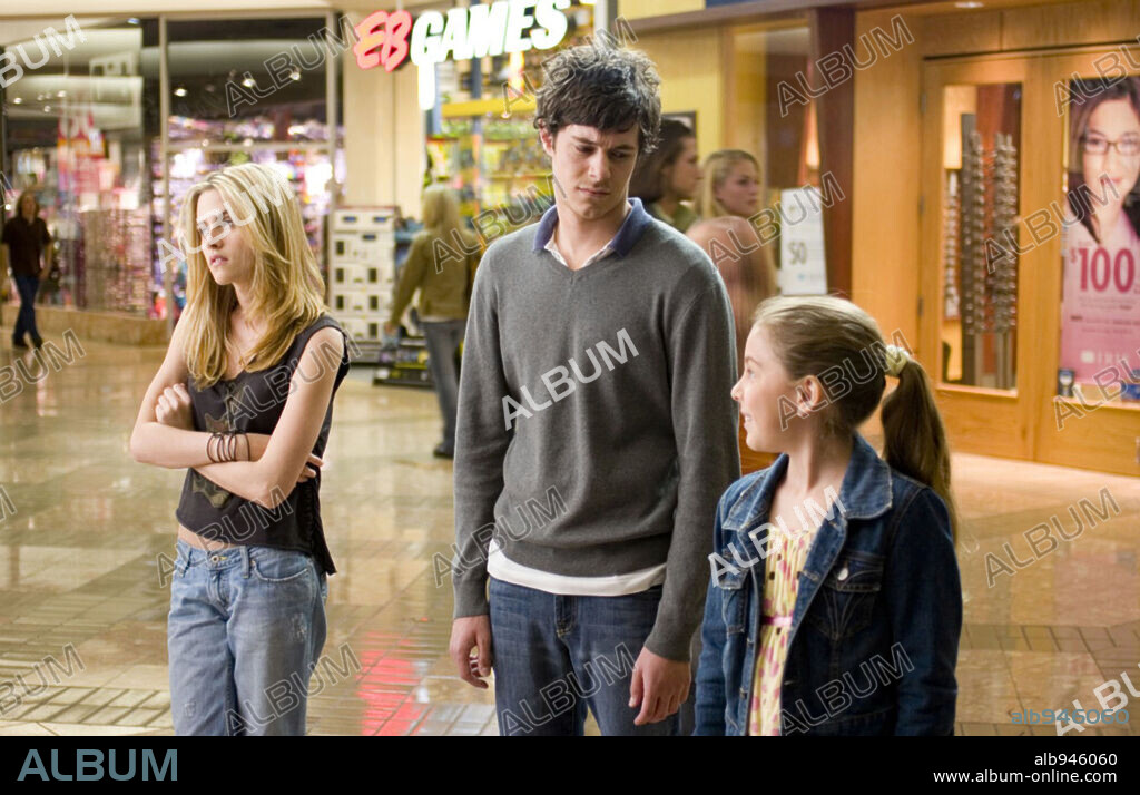 ADAM BRODY, KRISTEN STEWART and MAKENZIE VEGA in IN THE LAND OF WOMEN, 2007, directed by JON KASDAN and JONATHAN KASDAN. Copyright WARNER INDEPENDENT PICTURES.
