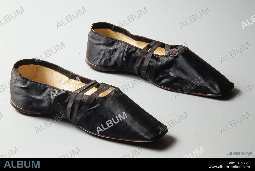Zapatos femeninos estilo imperio, siglo XIX. Museu Textil i d'Indumentaria de Barcelona.
