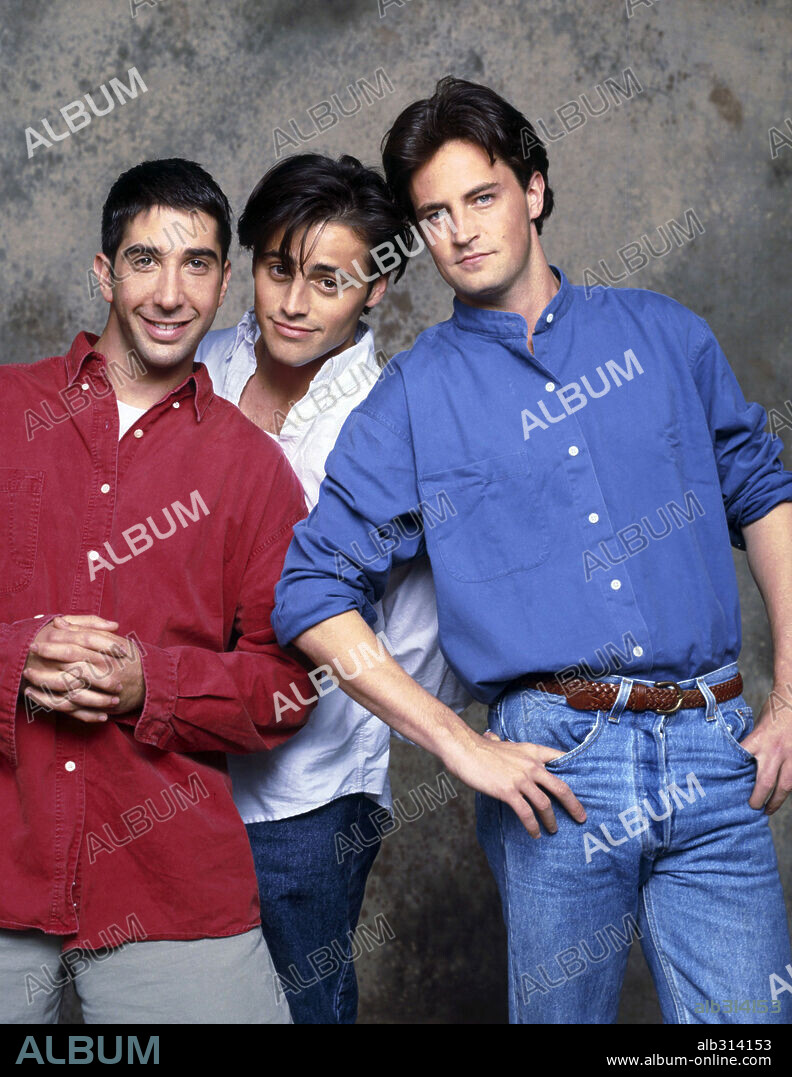 DAVID SCHWIMMER, MATT LEBLANC and MATTHEW PERRY in FRIENDS, 1994, directed by GAIL MANCUSO, GARY HALVORSON, JAMES BURROWS, MICHAEL LEMBECK and PETER BONERZ. Copyright WARNER BROS TV.