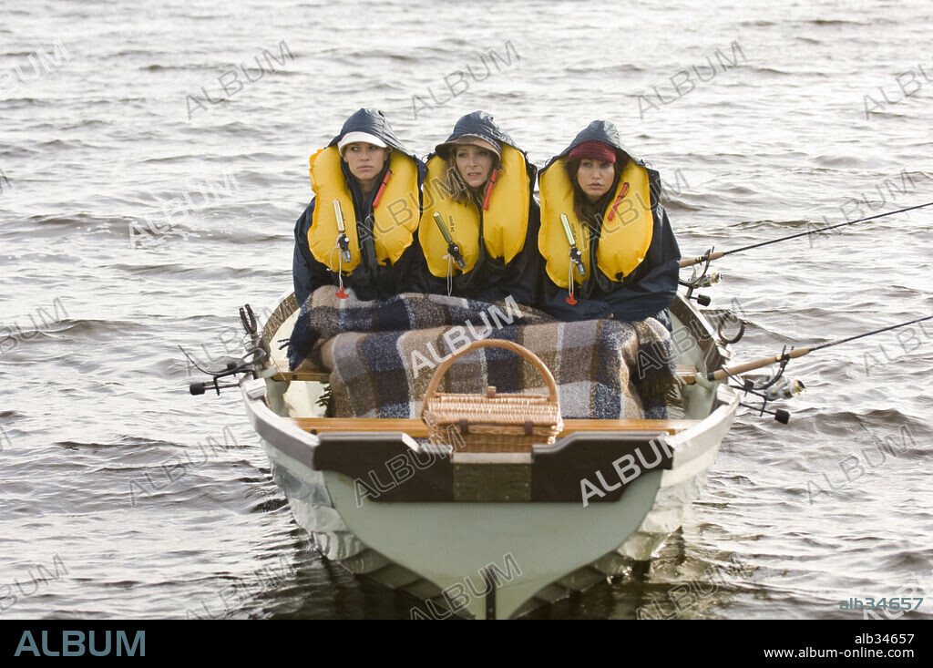 GINA GERSHON, HILARY SWANK and LISA KUDROW in P. S. I LOVE YOU, 2007, directed by RICHARD LAGRAVENESE. Copyright ALCON ENTERTAINMENT/GROSVENOR PARK PRODUCTIONS/WENDY FINERMA / HESSION, JONATHAN.