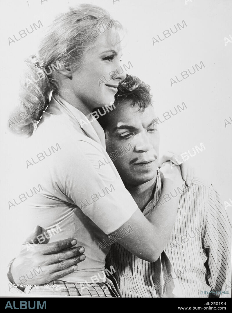 CANTINFLAS und SHIRLEY JONES in PEPE, 1960, unter der Regie von GEORGE SIDNEY. Copyright COLUMBIA PICTURES.