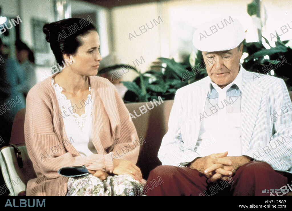 ANDIE MacDOWELL and JACK LEMMON in SHORT CUTS, 1993, directed by ROBERT ALTMAN. Copyright SPELLING FILMS INTERNATIONAL.