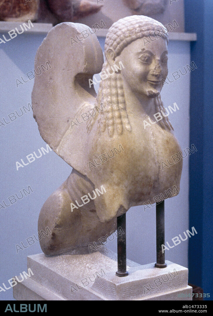 ARTE GRIEGO. GRECIA. ESFINGE DE MARMOL fechada en el año 540 a. C. Museo de la Acrópolis. Atenas.