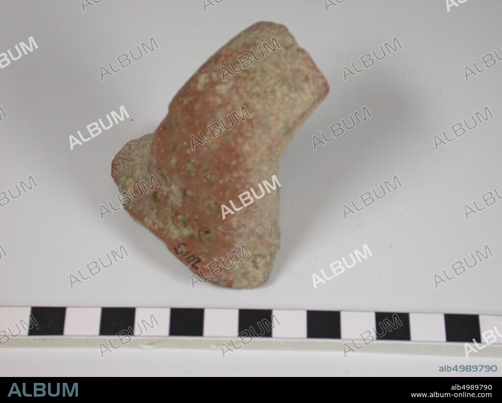 Fragment of a handle. The handle is broken off halfway. At the upper attachment of the handle, an ornament is provided in the form of three rows of three pressed points. The whole fragment is equipped with red sludge, crockery, earthenware, L 6.9 cm, B 6.7 cm, Iron Age 1200-539 BC, Palestine.