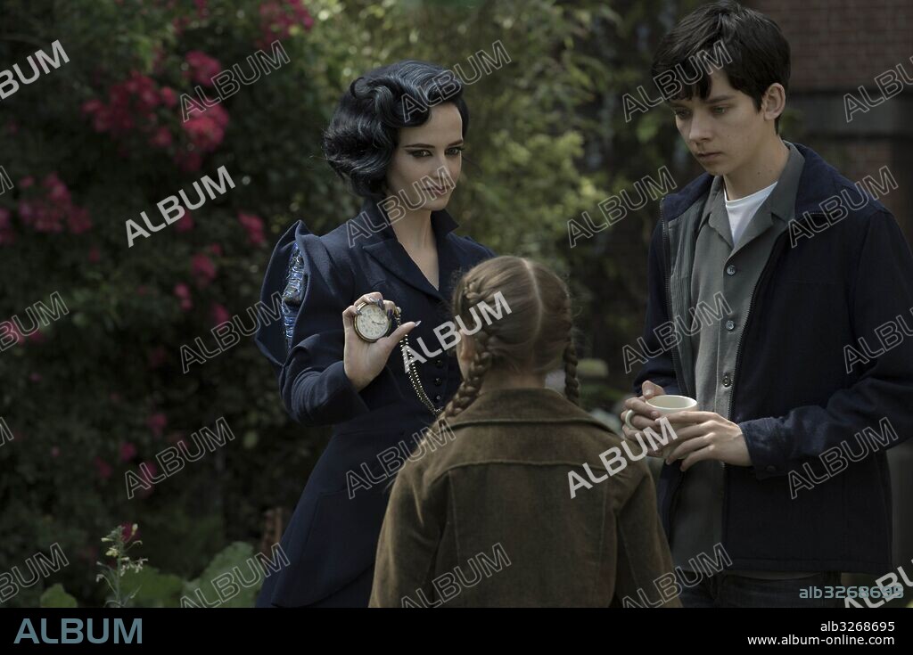 ASA BUTTERFIELD and EVA GREEN in MISS PEREGRINE'S HOME FOR PECULIAR CHILDREN, 2016, directed by TIM BURTON. Copyright CHERNIN ENTERTAINEMENT/ ST. PETERSBURG CLEARWATER FILM COMMI.