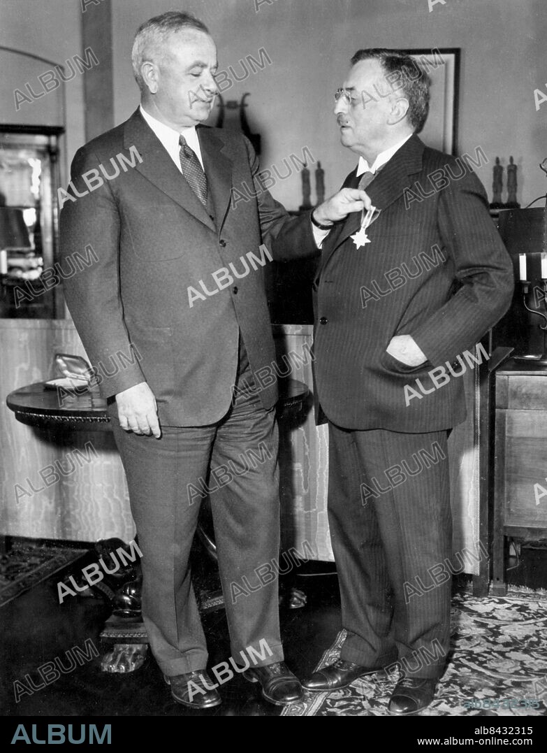 USA CHICAGO 1932.. Orig. bildtext... SVENSK UPPTÄCKSRESANDE ERHÅLLER MEDALJ. Emory Thomason överlämnar Leif Eriksson-medaljen till Sven Hedin för hans upptäckts- och forskningsresultat. Högtidligheten ägde rum i Fine Arts Club i Chicago. Not. år 1932 enl. negativet Anm. S Hedin, 1865-1952, svensk forskningsresande, författare Handen i fickan CD621 persons: SVEN HEDIN;EMORY THOMASON sites: CHICAGO;USA;SVERIGE*.