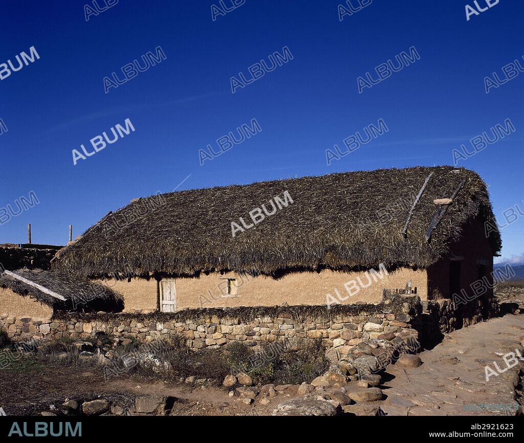NUMANCIA. Antigua ciudad celtibérica, conquistada por los romanos en el 133 a. C. Reconstrucción de una CASA CELTIBERICA. GARRAY. Provincia de Soria. Castilla-León.