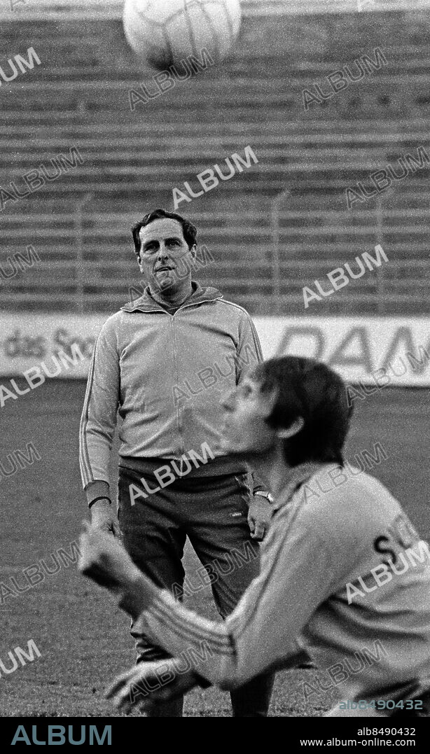 1976-10-08. Förbundskapten Georg "Åby" Ericson tränar det svenska landslaget i fotboll. Här kollar han in Anders "Puskas" Ljungberg. Foto: Torbjörn Andersson / EXP / TT / Kod 4 . ** AFTONBLADET OUT **.