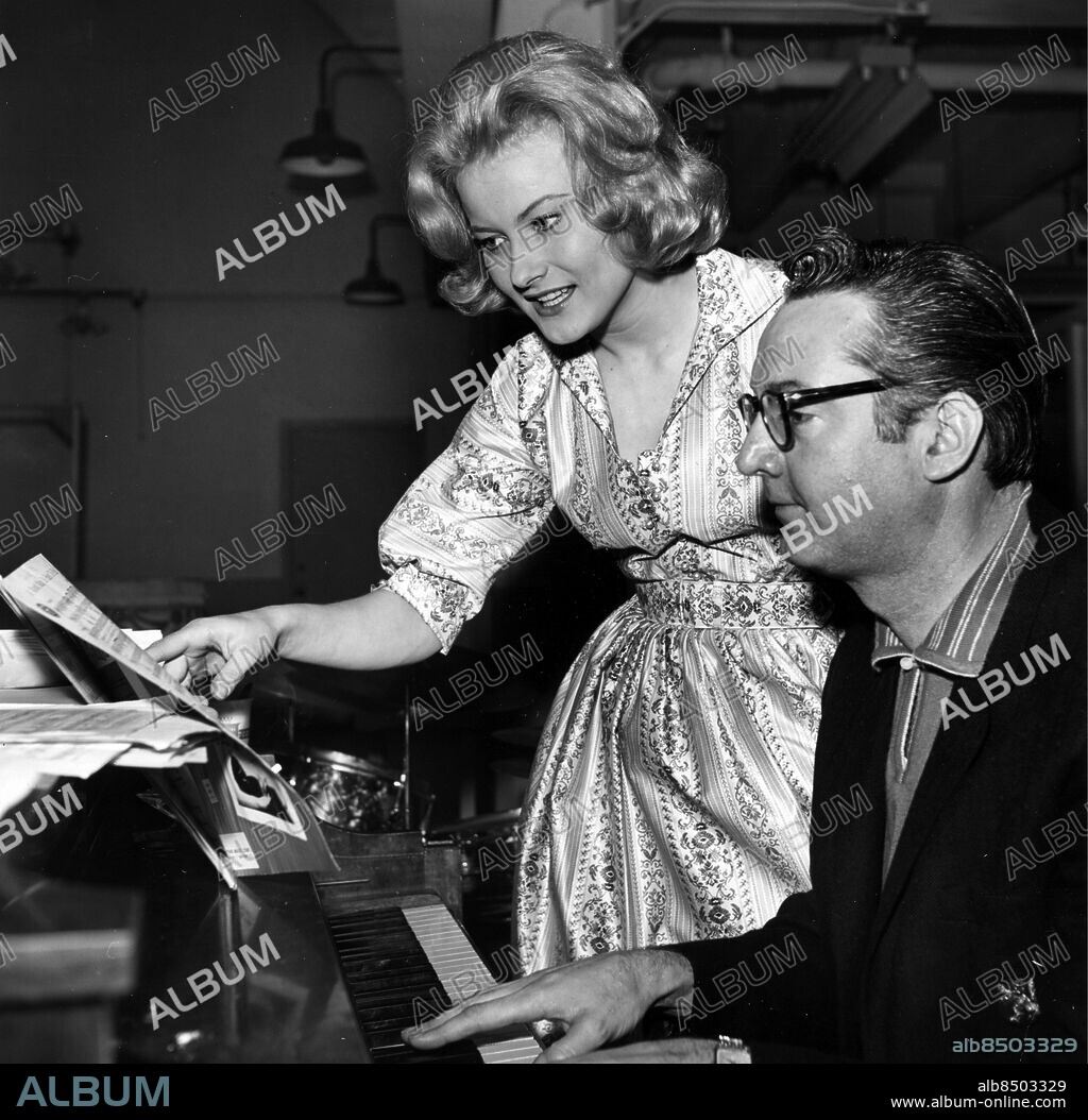 Arkivbild 1960 Monica Zetterlund och Steve Allen Under en repetition i Hollywood. Foto SCANPIX SWEDEN Kod: 190 COPYRIGHT SCANPIX SWEDEN.