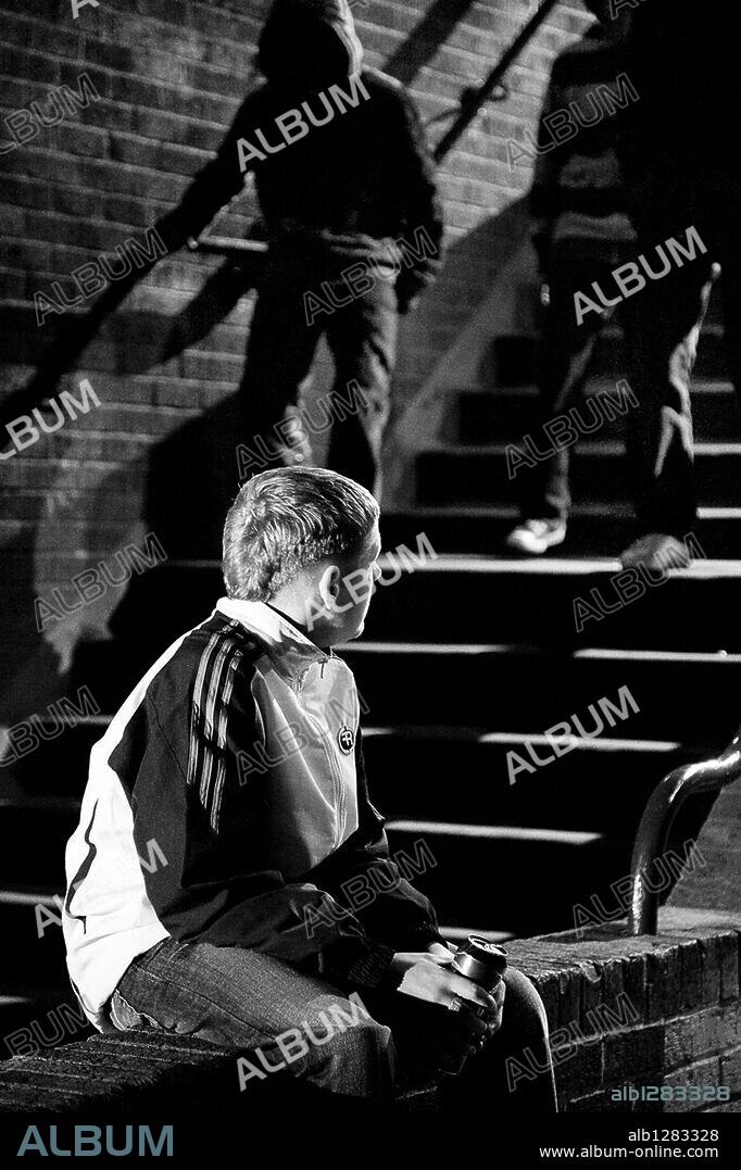 THOMAS TURGOOSE in SOMERS TOWN, 2008, directed by SHANE MEADOWS. Copyright MOTHER VISION/TOMBOY FILMS.