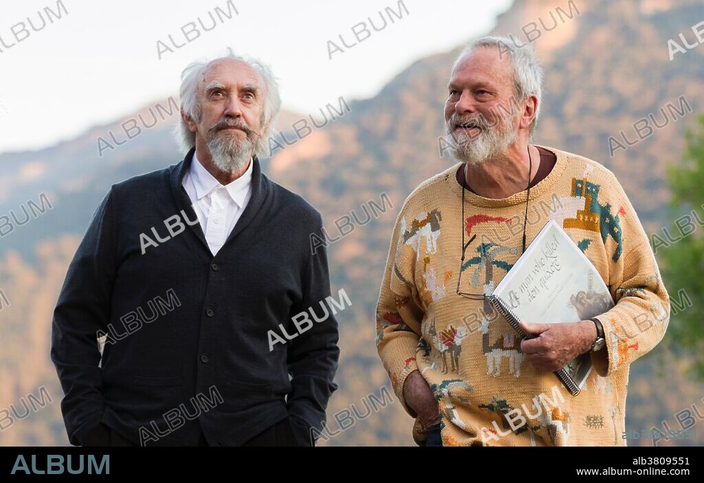 JONATHAN PRYCE y TERRY GILLIAM en EL HOMBRE QUE MATO A DON QUIJOTE, 2018 (THE MAN WHO KILLED DON QUIXOTE), dirigida por TERRY GILLIAM. Copyright Tornasol Films / Entre Chien et Loup / Ukbar Filmes / Proxim.