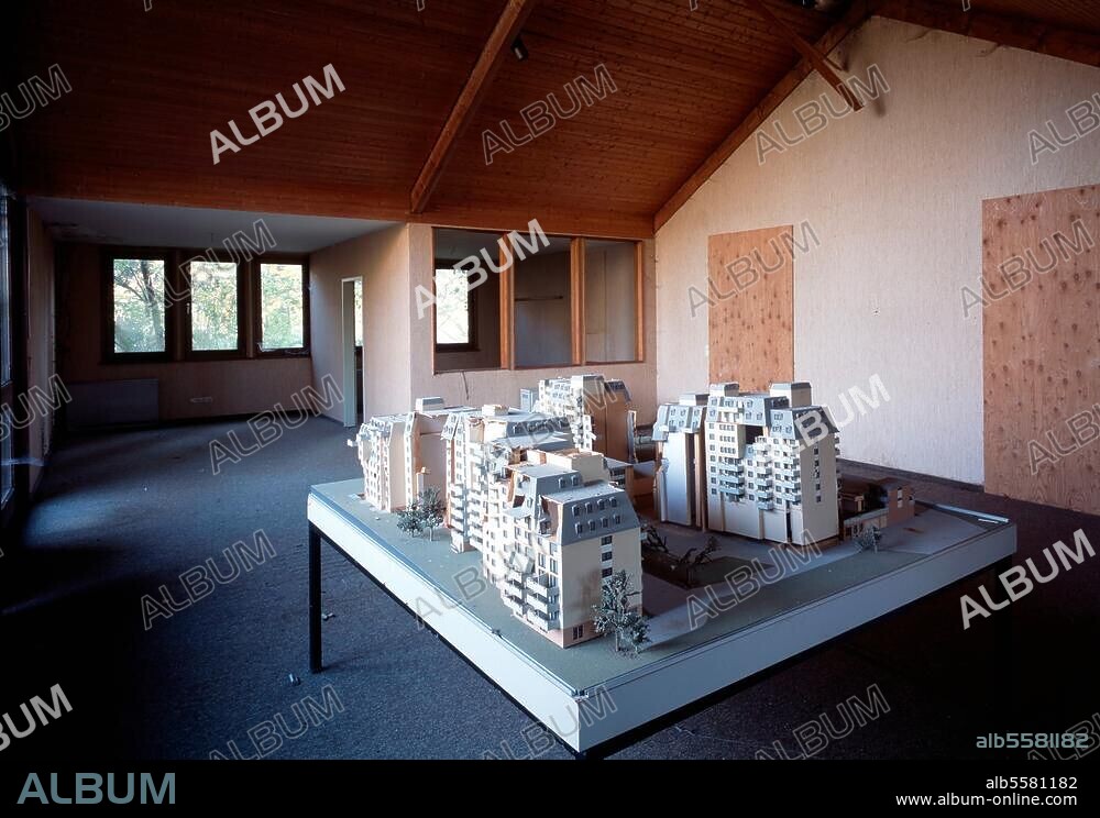 Meerbusch-Büderich, Haus Meer, Ausstellungsgebäude im Weyhepark mit Modell der ursprünglich geplanten Bebauung © Florian Monheim Filmsize: 6 × 9 cm.