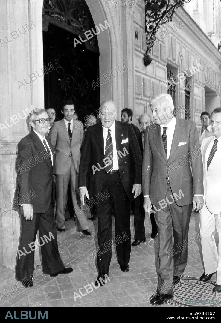 Julio 1979. Josep Tarradellas con Guillermo Luca de tena durante su visita A Abc. En Laimagen Aparecen también Rafael de Góngora, Santiago Arbós Ballesté, Angel Antonio González y Nemesio Fernández-cuesta e Illana, entre Otros.
