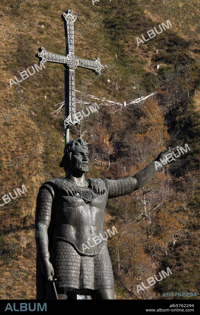 Madrid  20-09-2014  Lagos de Covadonga en los Picos de Europa en la imagen  la Basilica gruta de la Virgen y monumento A don Pelayo foto Jaime Garcia  Archdc.
