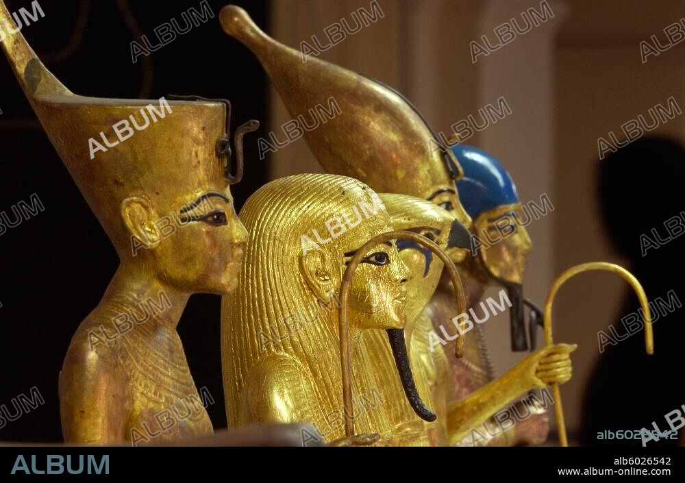 Ancient Egypt. Tutankhamun. c.1342 - c.1325 BC, ancient Egyptian pharaoh, end of the 18th dynasty, ruled c.1334 - 1325 BC. Ushabti funerary figures from the tomb of Tutankhamun at the restoration workshop of the Egyptian Museum in Cairo, Egypt. Wood, gilded. From: West Thebes, Tomb of Tutankhamun. Egyptian Museum, Cairo, Egypt.