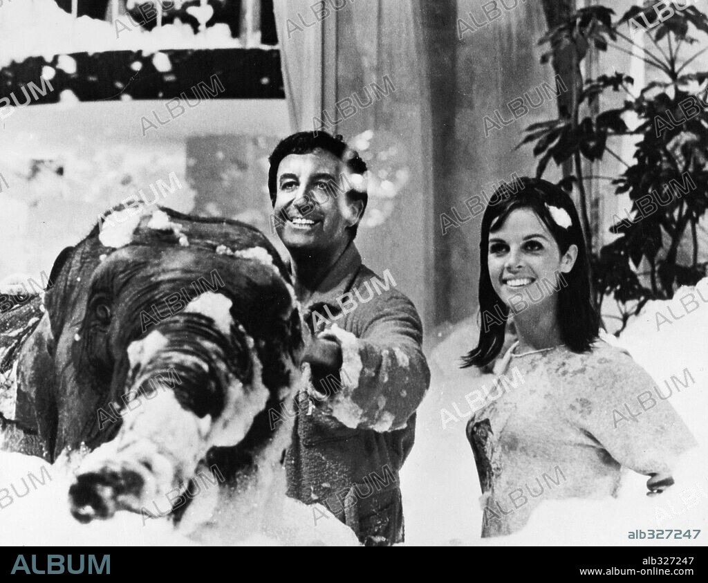 CLAUDINE LONGET y PETER SELLERS en EL GUATEQUE, 1968 (THE PARTY), dirigida por BLAKE EDWARDS. Copyright UNITED ARTISTS.