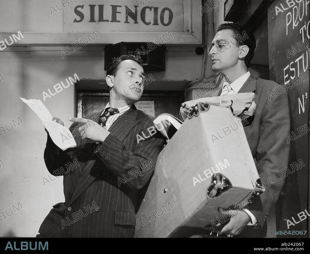 ANTONIO OZORES and JOSE LUIS OZORES in EL FOTOGENICO, 1958, directed by PEDRO LAZAGA. Copyright HISPAMEX FILMS.