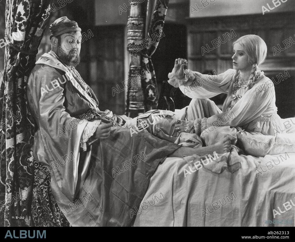 CHARLES LAUGHTON and ELSA LANCHESTER in THE PRIVATE LIFE OF HENRY VIII, 1933, directed by ALEXANDER KORDA. Copyright UNITED ARTISTS.