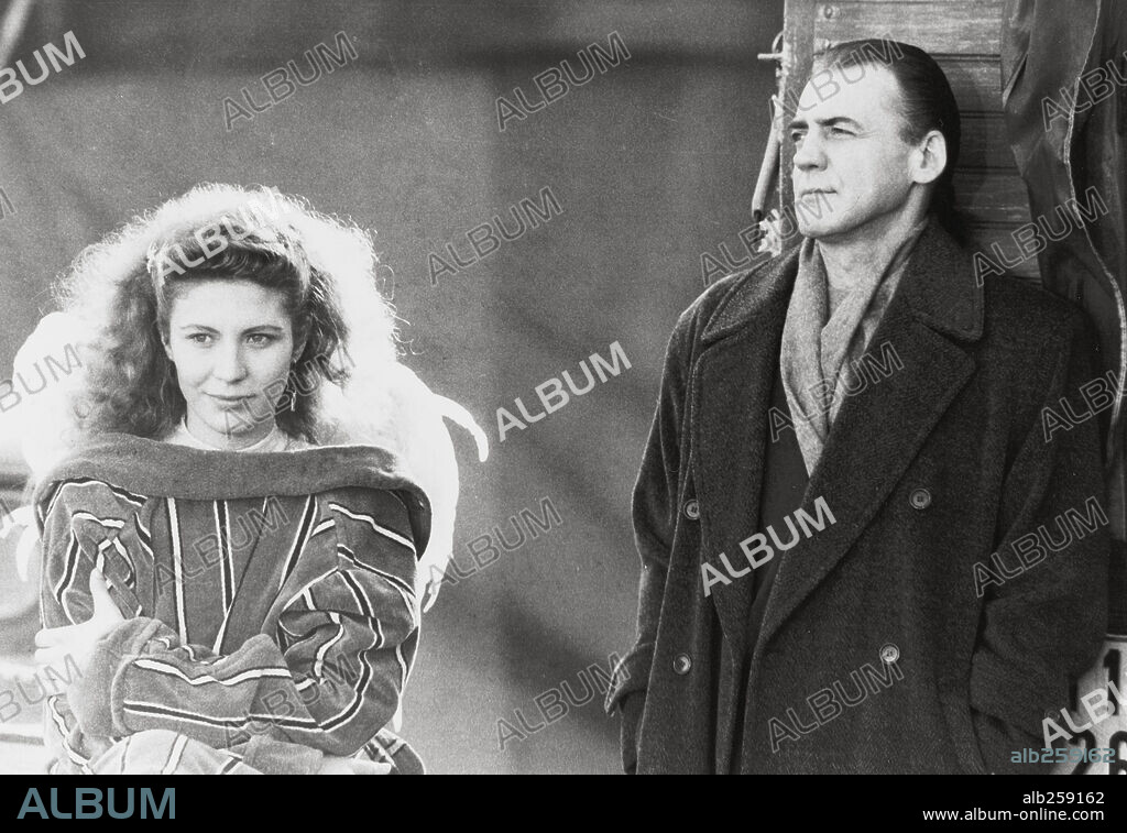 BRUNO GANZ y SOLVEIG DOMMARTIN en EL CIELO SOBRE BERLÍN, 1987 (DER HIMMEL UBER BERLIN), dirigida por WIM WENDERS. Copyright WESTDEUTSCHER RUNDFUNK.