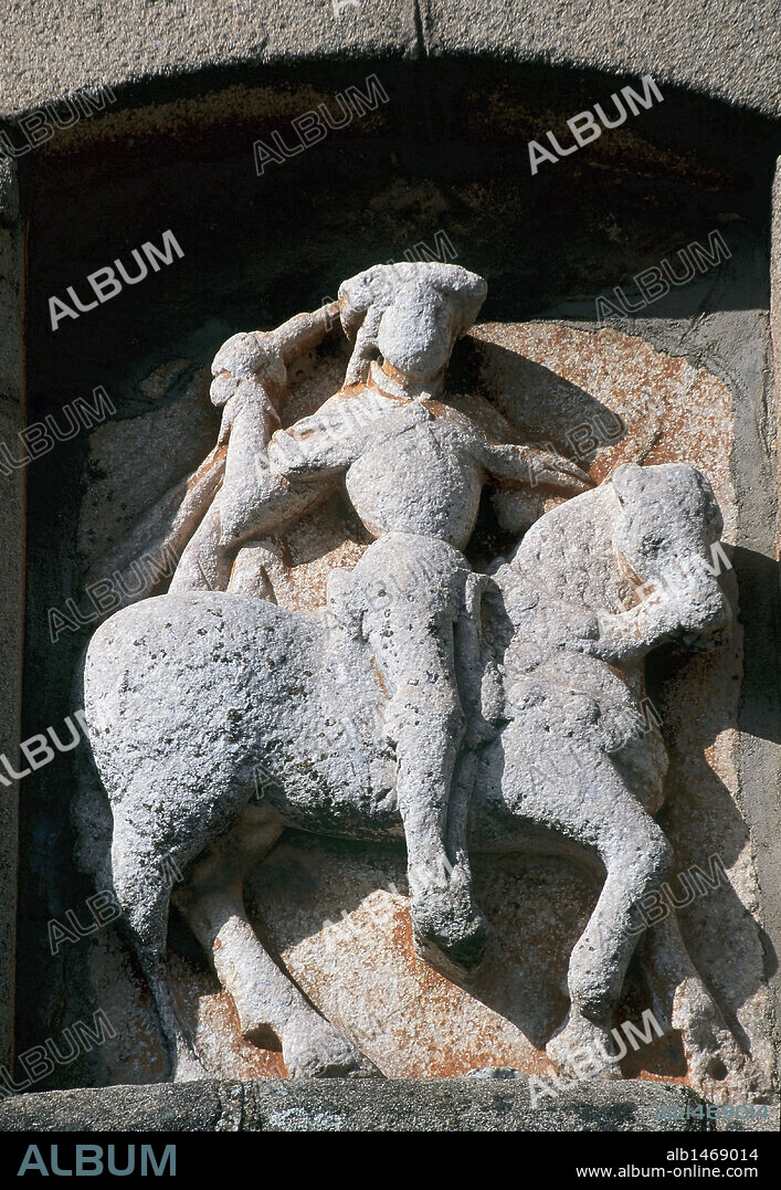 EXTREMADURA. ZAFRA. PUERTA DEL CUBO o PUERTA DE BADAJOZ. S. XVII. Antigua puerta norte de la ciudad. Detalle de la escultura de SANTIAGO MATAMOROS. Provincia de Badajoz. España.