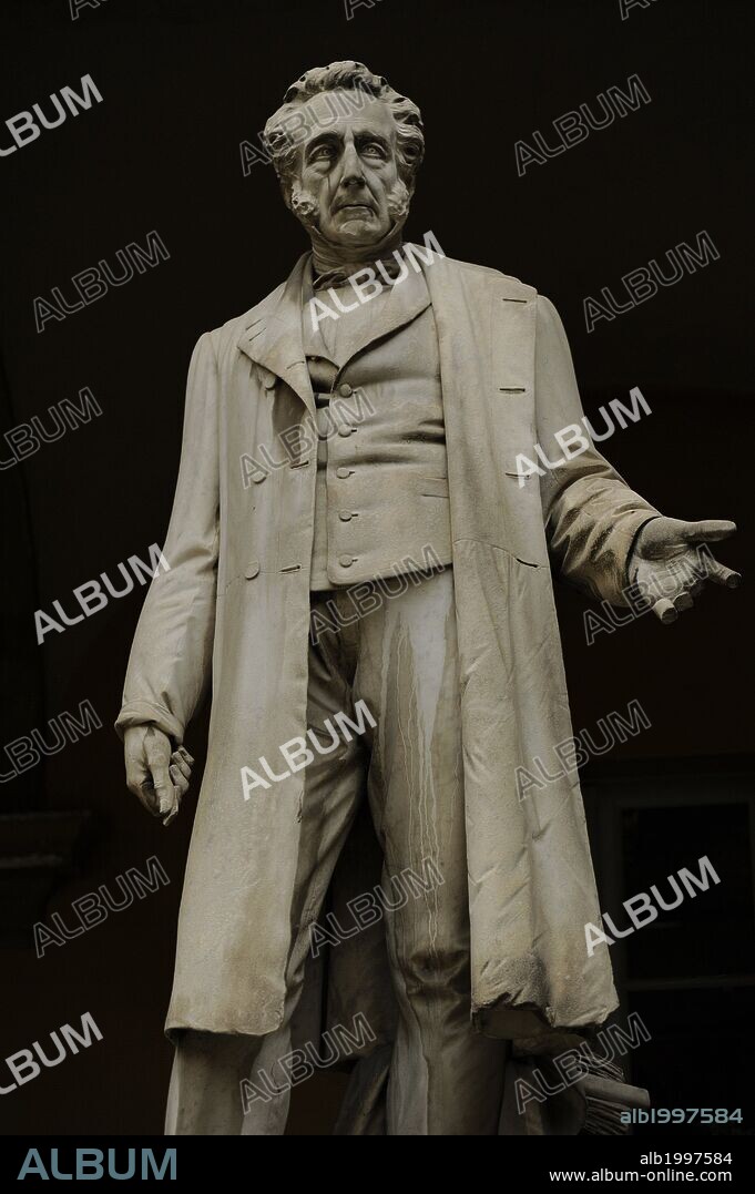 Bartolomeo Panizza (1785-1867). Italiano anatomista nacido en Vicenza. Escultura de mármol de 1873, ubicada en el "Cortille delle Statue" en la Univerdidad de Pavia. Lombardia. Italia.