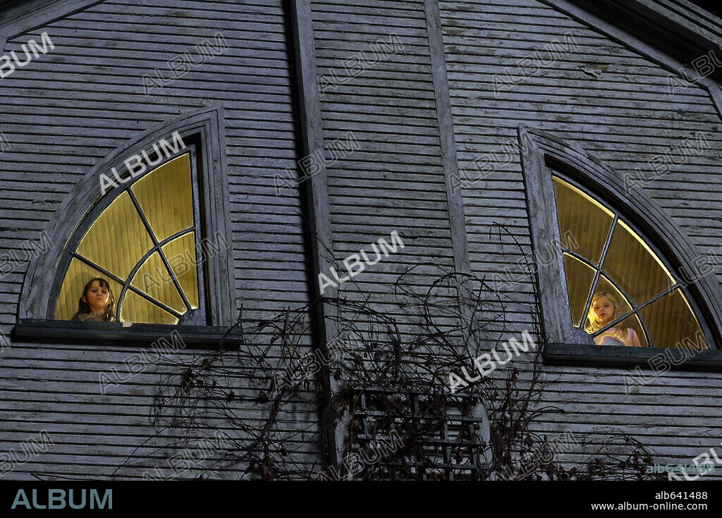 CHLOE GRACE MORETZ and ISABEL CONNER in THE AMITYVILLE HORROR, 2005, directed by ANDREW DOUGLAS. Copyright METRO GOLDWYN MAYER / IOVINO, PETER.