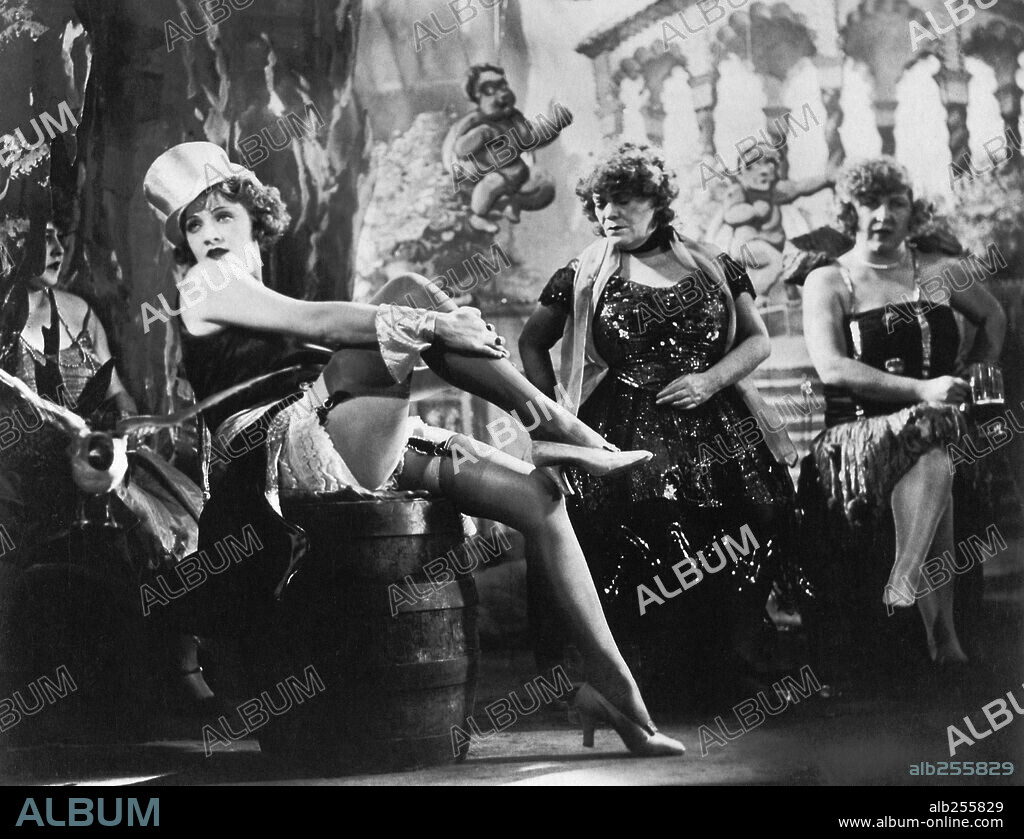 MARLENE DIETRICH en EL ÁNGEL AZUL, 1930 (DER BLAUE ENGEL), dirigida por JOSEF VON STERNBERG. Copyright U.F.A / EWALD, KARL.