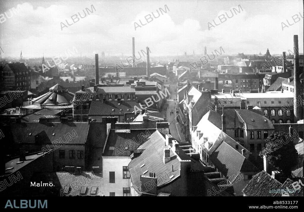 Panorama över Malmö 10 okt 1928 från Petri kyrka längs Kalendegatan söderut. T v karakteristiska taket på Hipp / Kantiga fabrikshuset är MAB MYA "Doffeln". Foto: Sydsvenskan Bild / IBL Bildbyrå.