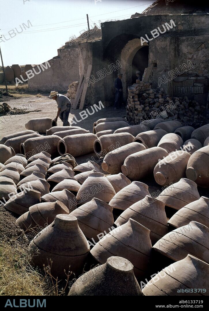 SACANDO DEL HORNO TINAJAS TRASEGADORAS Y MACETEROS - ARTE POPULAR S XX.