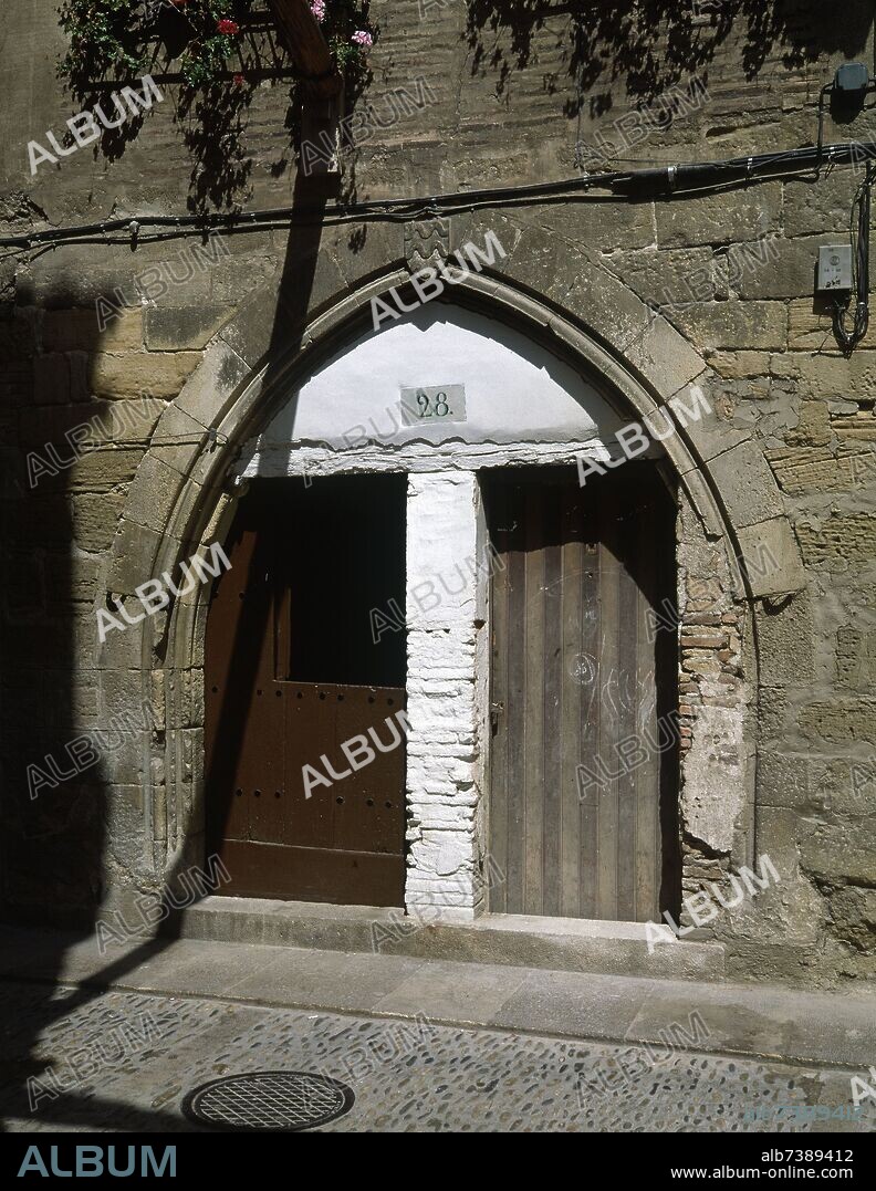 PUERTA EN ARCO DE UNA CASA AHORA DIVIDIDA EN DOS.