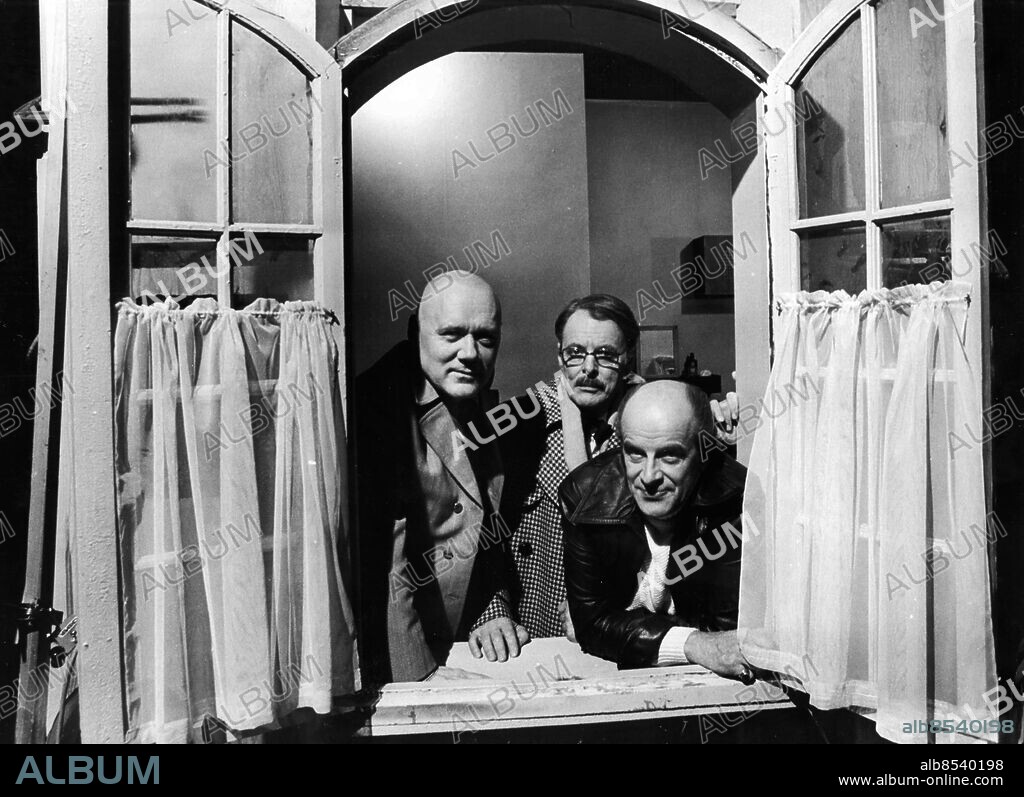 GÖTEBORG 1977-01.. Ur fönstret till skådespelarens loge tittar huvudpersonerna i en ny tv-serie skriven av Erland Josephson. Det är från vänster Olof Thunberg, Sven Lindberg och Ingvar Kjellsson. *** Local Caption *** GP Foto: Walter Hedén / Kamerareportage / TT / Kod: 2524.