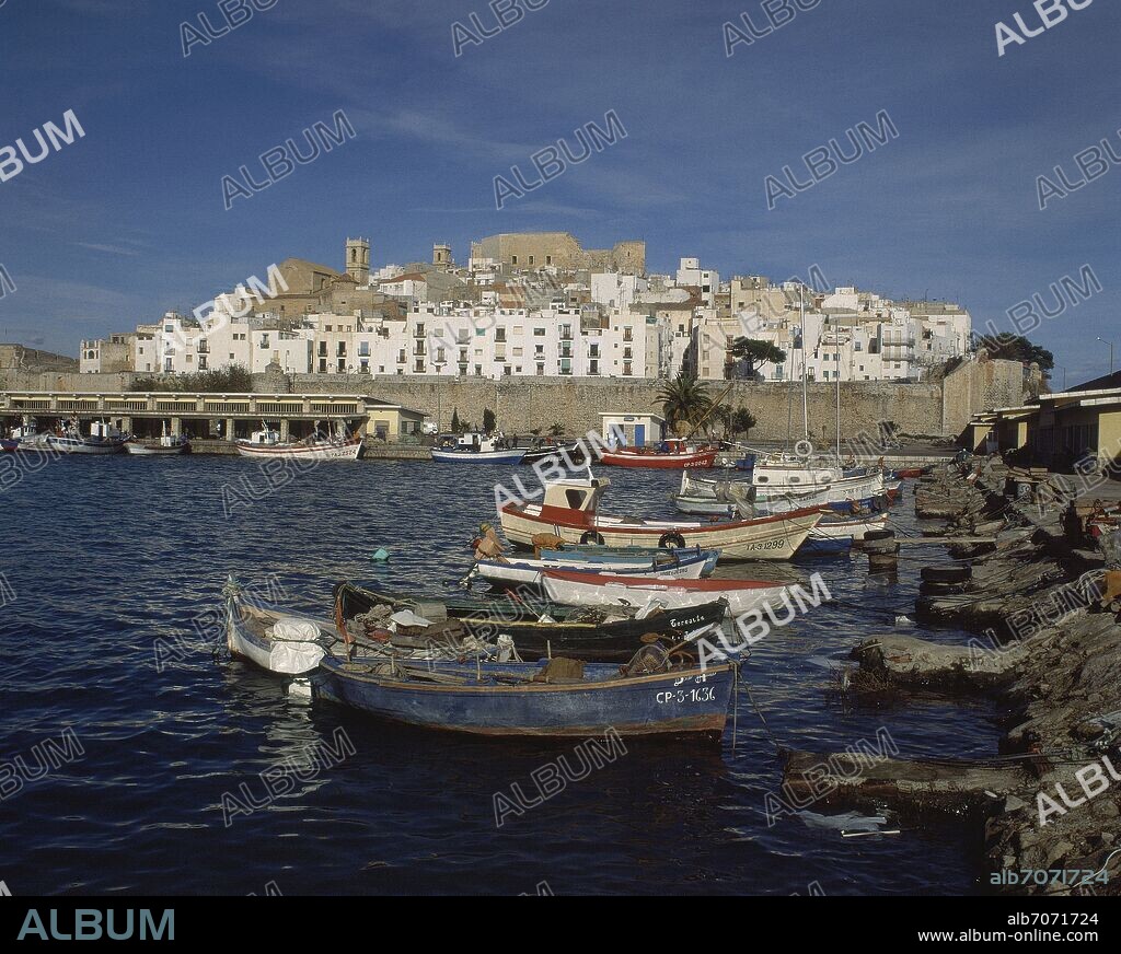 PESQUEROS AMARRADOS EN EL PUERTO DE PEÑISCOLA - FOTO AÑOS 80 -.