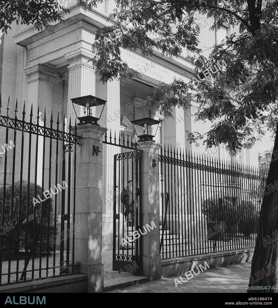 ENTRADA AL ANTIGUO INI (INSTITUTO NACIONAL DE INDUSTRIA) - FUNDADO EN 1941 - FOTOGRAFIA EN BLANCO Y NEGRO - AÑOS 60.