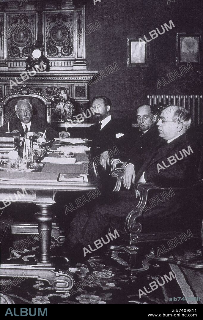 PRIMER CONSEJO DE MINISTROS DEL GOBIERNO PROVISIONAL DE LA II REPUBLICA - 23 DE ABRIL DE 1931 EN EL PALACIO DE LA PRESIDENCIA.