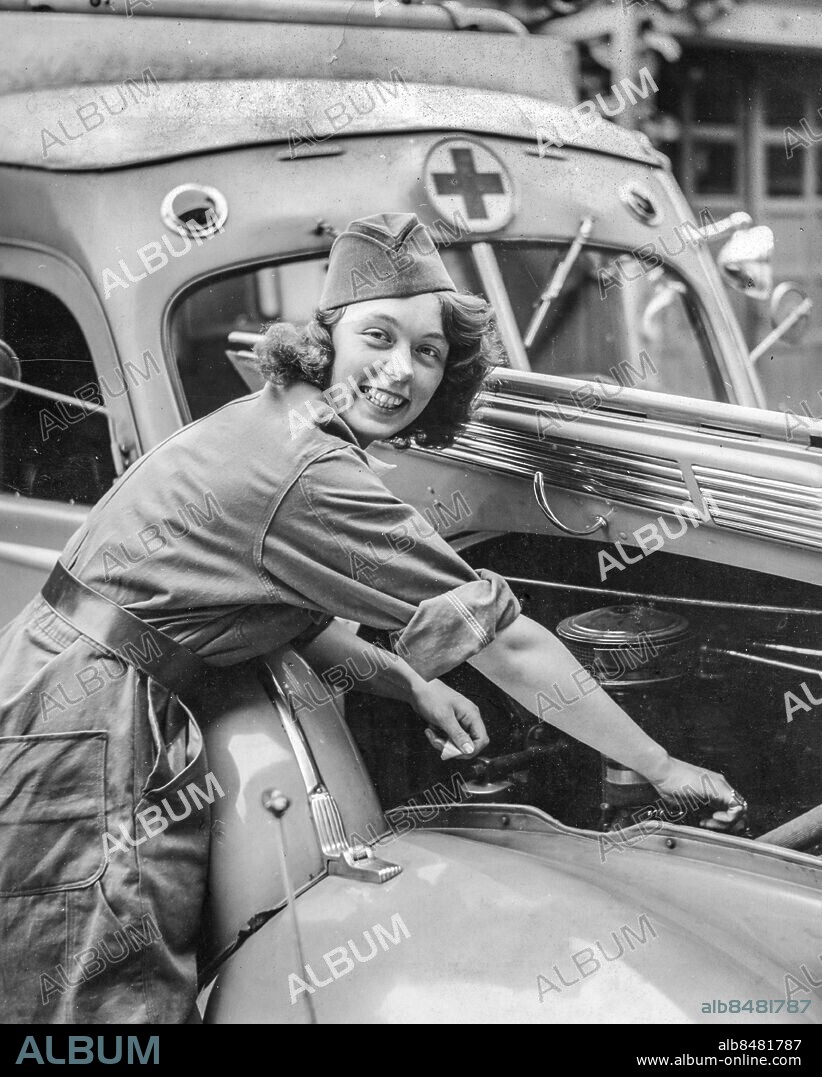 ARKIV 40-TAL. Jane Horney mekar med motorn på en ambulans under beredskapen under andra världskriget troligen 1940. Jane som ofta var i Tyskland och Danmark under andra världskriget tros ha likviderats och dumpats i havet från en svensk fiskebåt av den danska motståndsrörelsen, misstänkt för att ha samröre med nazityskland.. Foto: Bertil Norberg / TT / Kod: 1060.