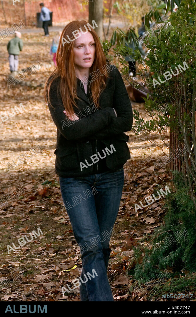 JULIANNE MOORE en MISTERIOSA OBSESION, 2004 (THE FORGOTTEN), dirigida por JOSEPH RUBEN. Copyright REVOLUTION STUDIOS / WETCHER, BARRY.