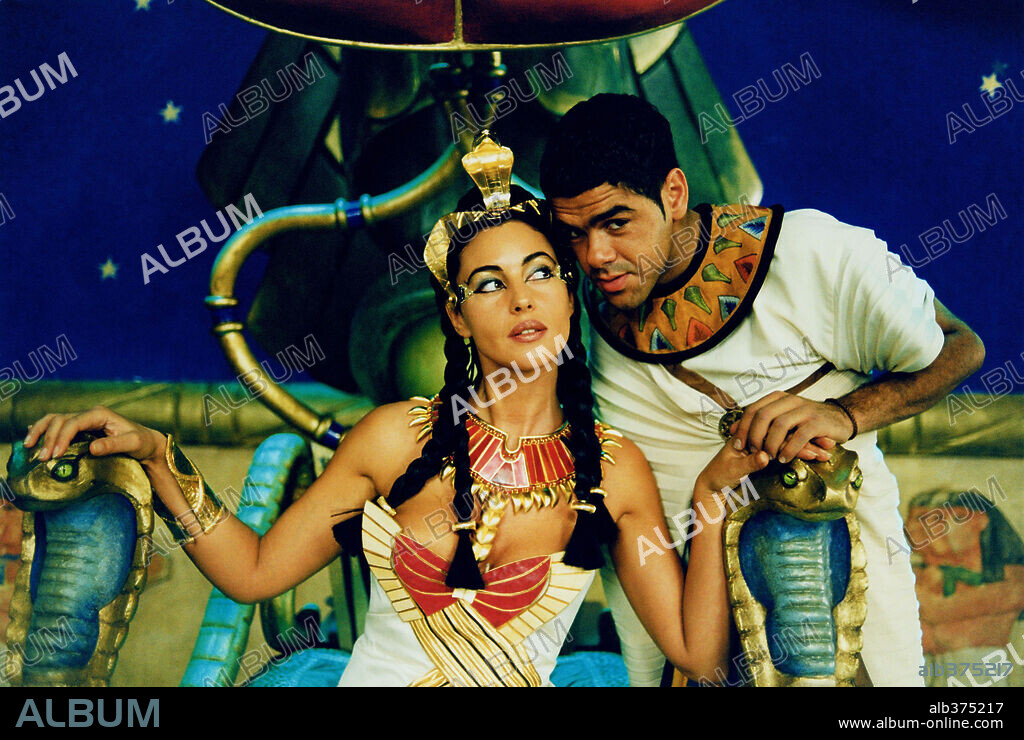 JAMEL DEBBOUZE and MONICA BELLUCCI in ASTERIX & OBELIX: MISSION CLEOPATRA, 2002 (ASTERIX ET OBELIX, MISSION CLEOPATRE), directed by ALAIN CHABAT. Copyright RENN PRODS/TF1 FILMS PRODUCTIONS.