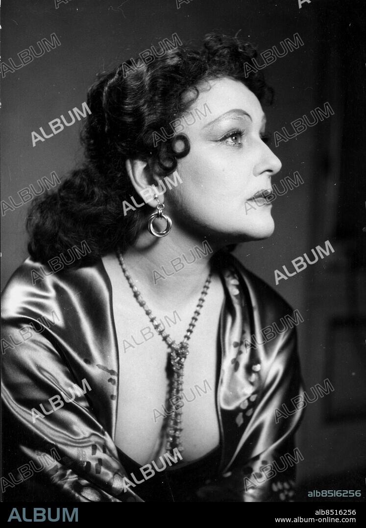 ARKIV 1954 - Hjördis Schymberg, operasångerska, i rollen som Nedda i Pajazzo. Foto: TT Kod: 190 . COPYRIGHT SCANPIX SWEDEN.