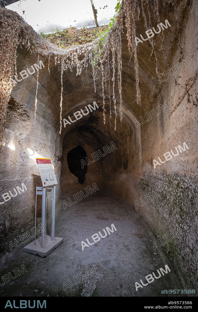 cisterna subterránea, I .d.C, encofrado de opus cementicium, Uxama, Alto del Castro, Villa de origen celtíbero que data de hace más de 2.000 años, Soria, Comunidad Autónoma de Castilla, Spain, Europe.