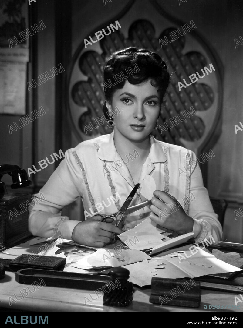 GINA LOLLOBRIGIDA in BEAUTIES OF THE NIGHT, 1952 (LES BELLES DE NUIT), directed by RENE CLAIR. Copyright FRANCO LONDON FILMS/ASTRA.