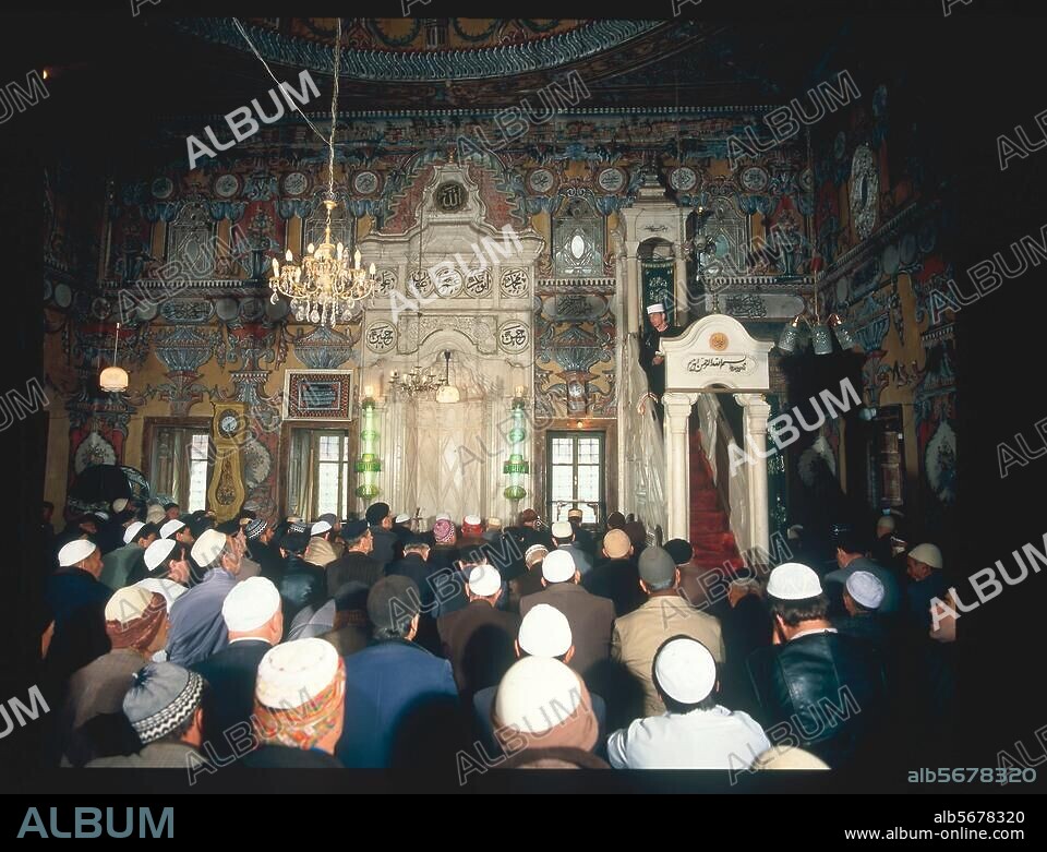 Tetovo (Macedonia), Aladzha or Sharena Dzamija, also:. Pasha Mosque. ("the Colored or Painted Mosque "; built in 1495, interior decoration from the 18th century). Interior view during a service. Photo, 1992.
