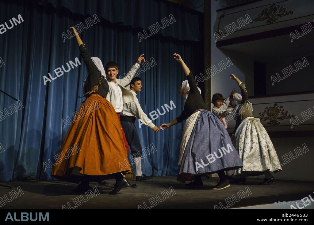 muestra de indumentaria tradicional mallorquina de los siglos XVII a XX, teatro Mar i Terra, Palma, Mallorca, islas baleares, Spain.